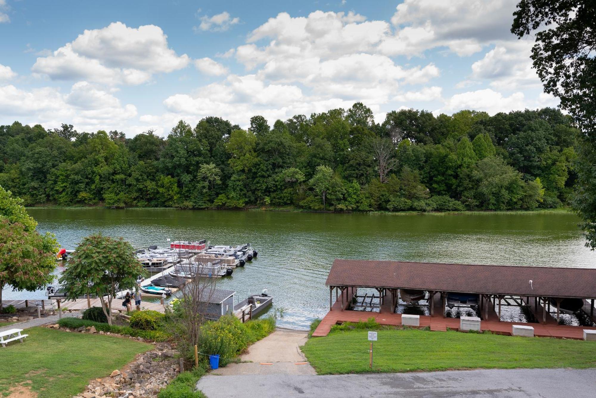 Boardwalk Hotel On Lake Anna By Kasa Mineral ภายนอก รูปภาพ